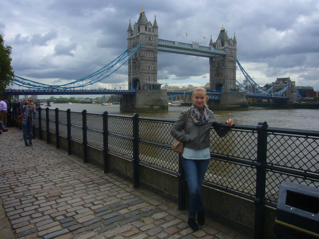 Adéla Barošová u Tower Bridge